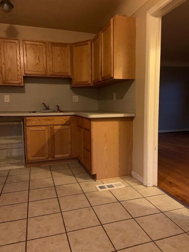 Building Photo - 2 Bedroom Single Family Home