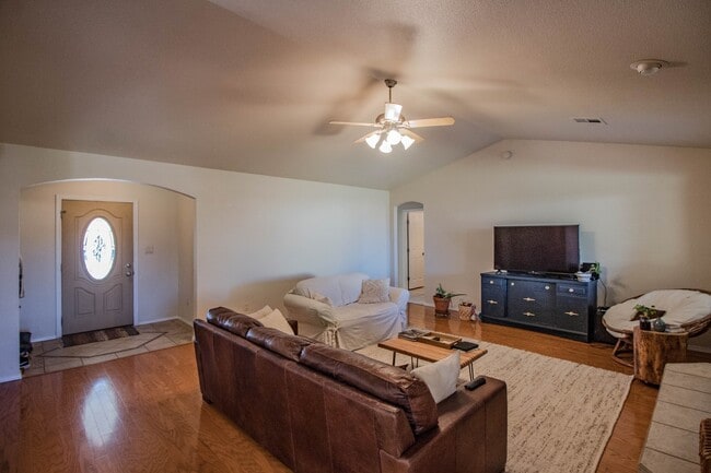 Building Photo - Beautiful home in a great neighborhood