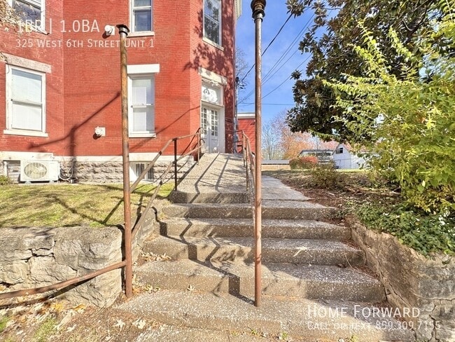 Building Photo - 325 W 6th St