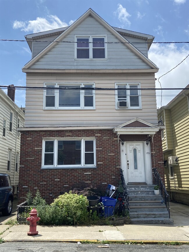 Building Photo - 172 W 49th St