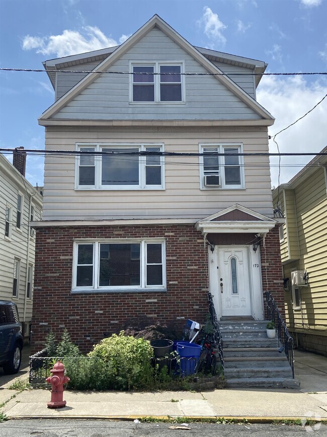 Building Photo - 172 W 49th St