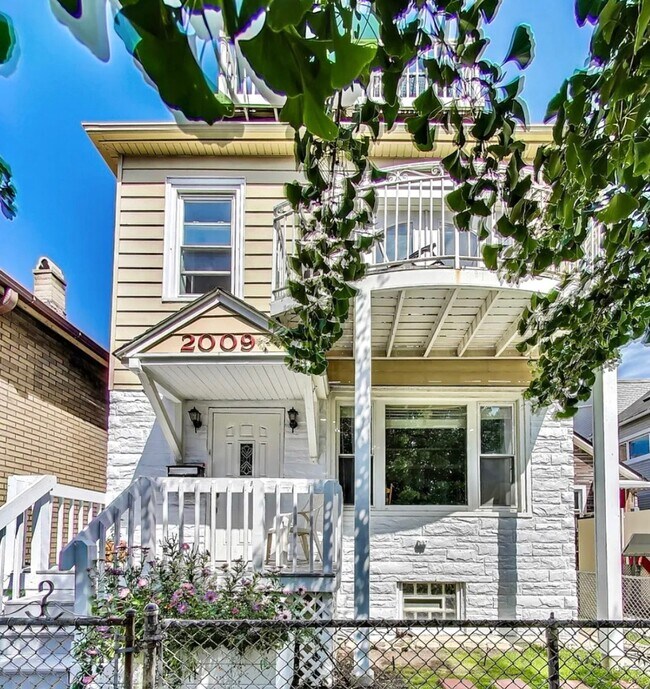 Building Photo - 2009 N Bingham St