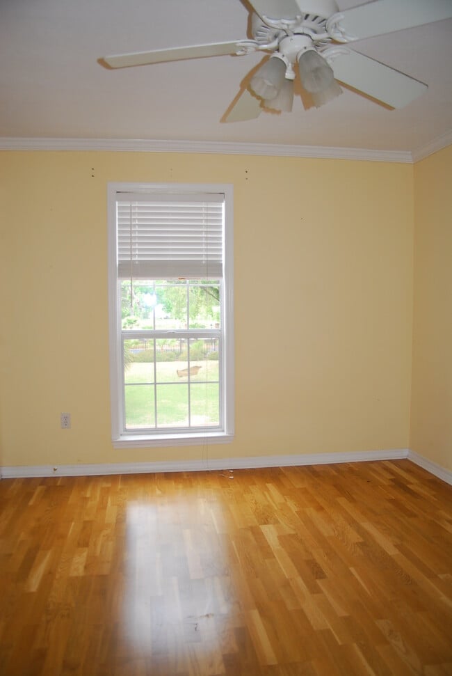 Building Photo - 220 Church Ave