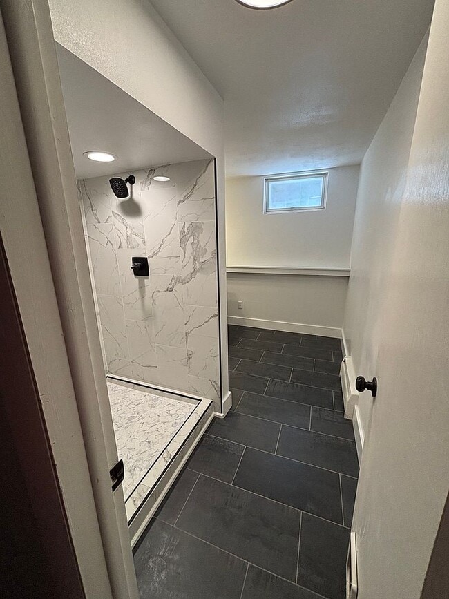 Building Photo - 719 E Madison St