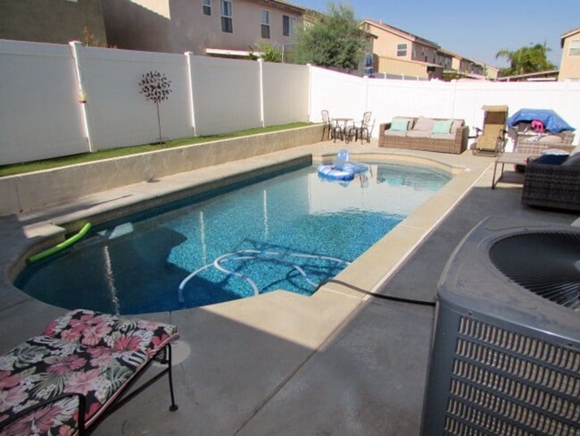 Foto del edificio - 4BR w/ Pool, Solar & A/C in Perris
