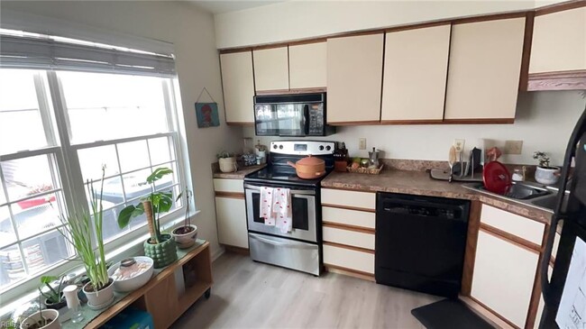 Building Photo - 612 Shoreham Ct
