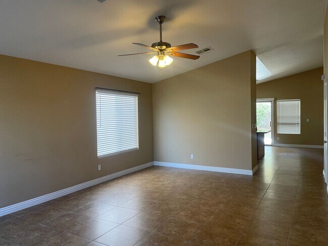 Foto del edificio - Great 1 story home, 3brs, 2bth, 2cg