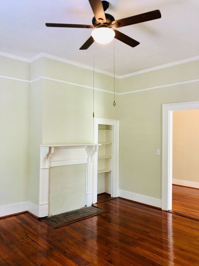 Foto del edificio - Plum Street-3 bedroom/2 bath home with large rocking chair front porch!