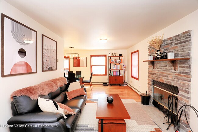 Foto del edificio - 67 Breezy Hill Rd