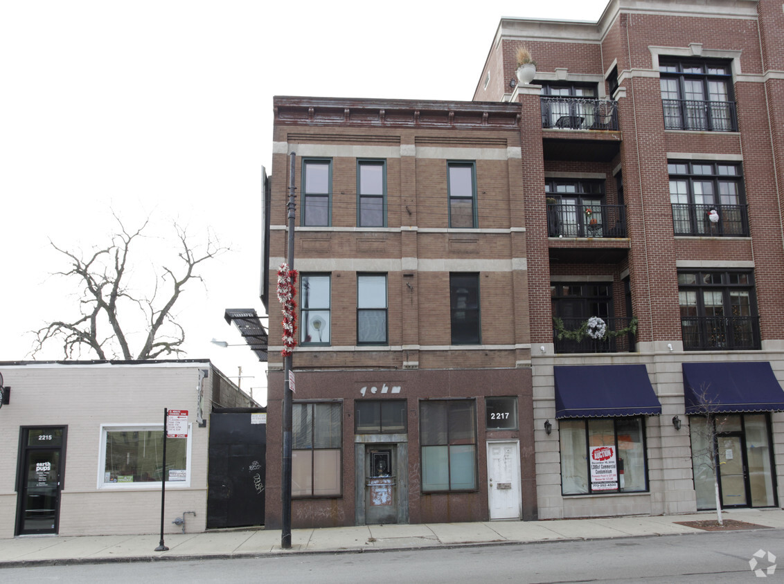 Building Photo - 2217 W Belmont Ave