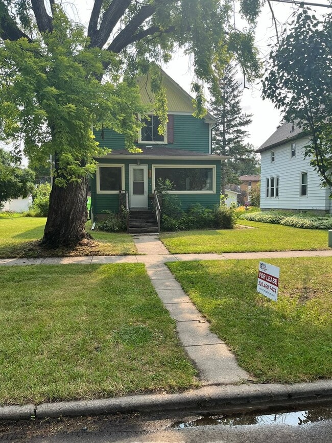 Building Photo - 3 Bedroom 2 bath 1 1/2 story home in Fargo...