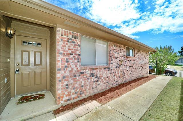 Building Photo - 9727 Pinehurst Ln