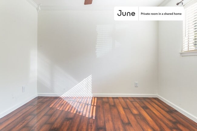 Building Photo - Room in Shared 4 bed/2 bath home