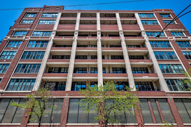 Building Photo - 320 E 21st St