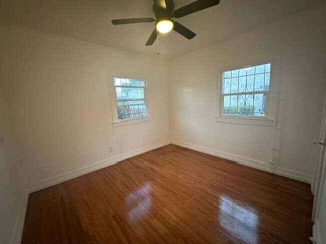 Foto del edificio - 1156 W 65th St