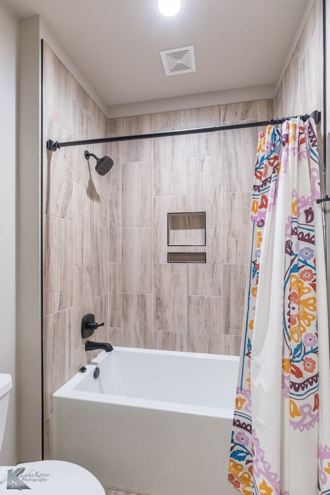 Foto del edificio - Executive Rental!  4 bedrooms, 3 baths, 2 car garage! ALL APPLIANCES PROVIDED