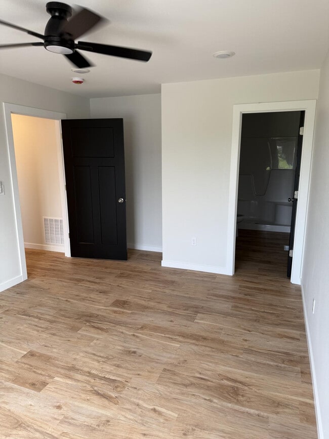 Building Photo - 602 Creekside Ln