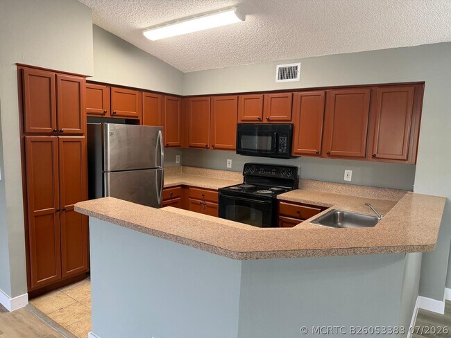 Foto del edificio - 7670 Westwood Dr