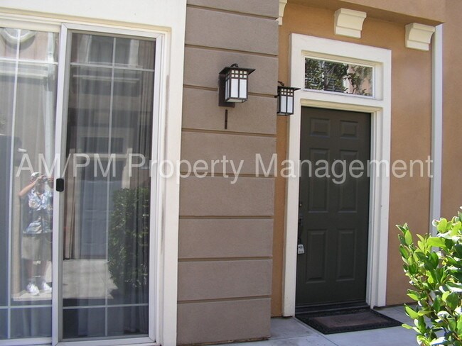 Building Photo - 2 Bed, 2.5 Bath Condo - 3409 S. Main St. #I