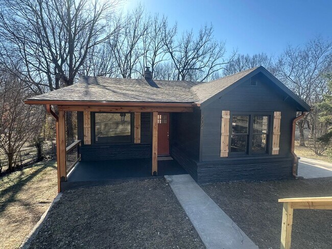 Foto del edificio - Move-In Ready 2-Bedroom Home Fully Updated With Spacious Yard