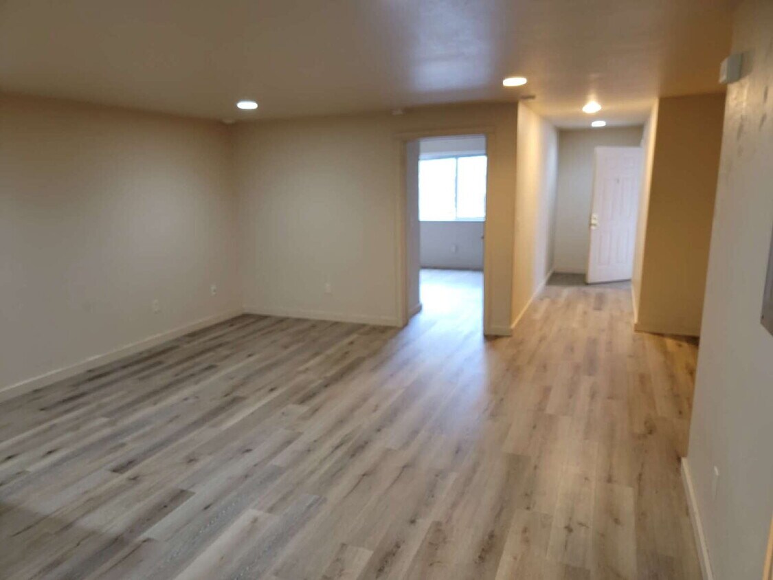 Foto del edificio - 65 Central #2a- New flooring and new paint...