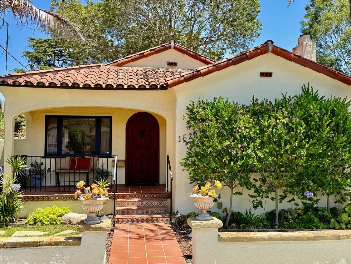 Foto principal - Furnished Santa Barbara 3 bedroom/2 bathro...