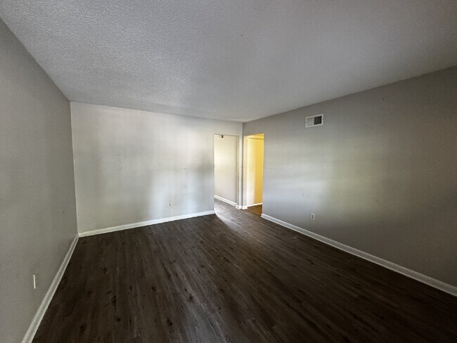 Foto del edificio - Duplex For Rent