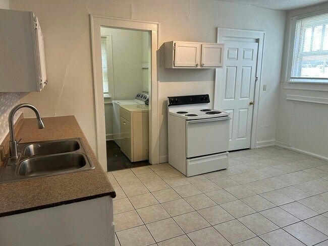 Foto del edificio - 3127 N Kenwood Ave