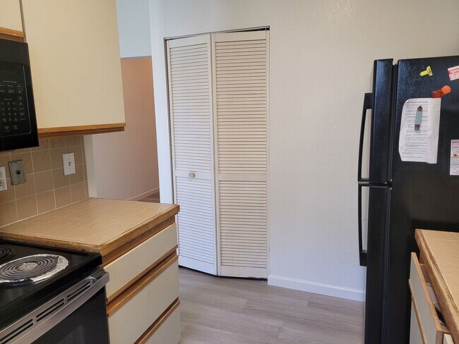 Building Photo - Lake Merritt Condo