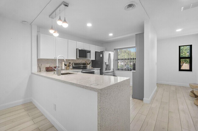 Foto del edificio - 8436 Cypress Ln
