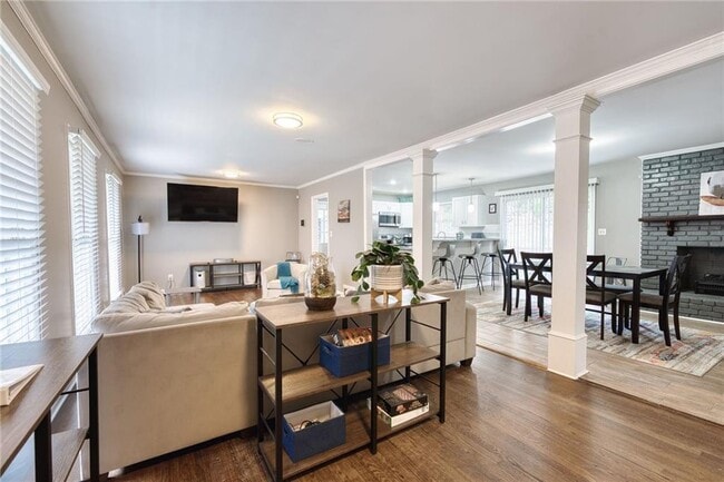 Building Photo - 2418 Brookdale Dr NE