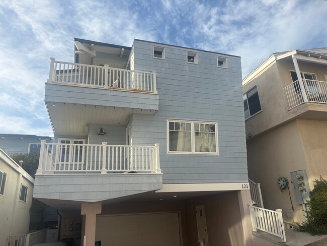 View facing Apartment - 121 31st Pl