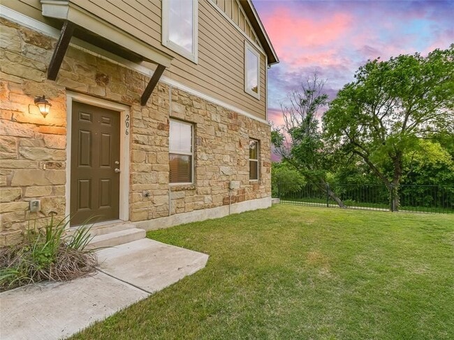 Building Photo - 1620 Bryant Dr