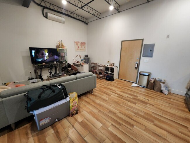 Building Photo - Large 1 bedroom newly renovated apartment ...