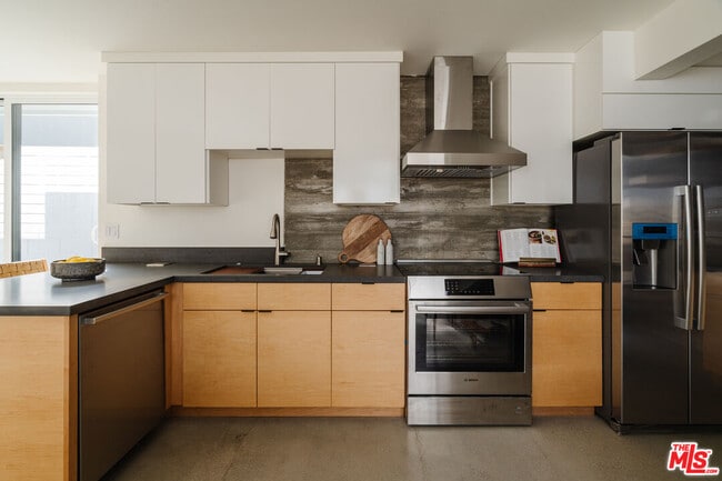 Foto del edificio - 1125 N Beverly Glen Blvd