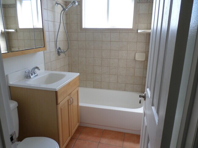 Foto del edificio - Classic & clean 3 bedroom 1.5 bath 1 story home