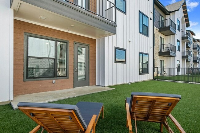 Building Photo - 8200 Glenn Day Dr