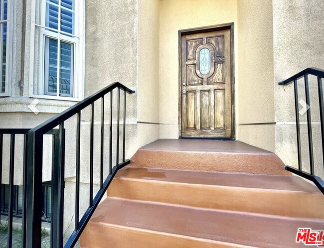 Building Photo - 909 S Gramercy Pl