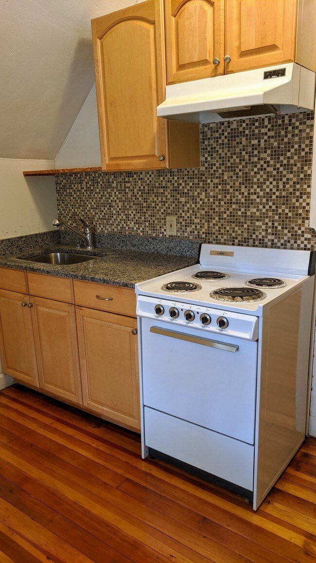 Building Photo - 877 Pleasant St