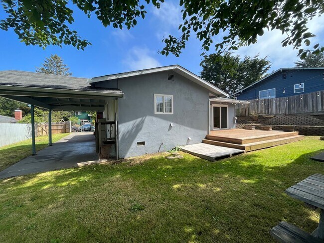 Foto del edificio - Sunny and Spacious 3/2 With Large Yard and Carport Parking!