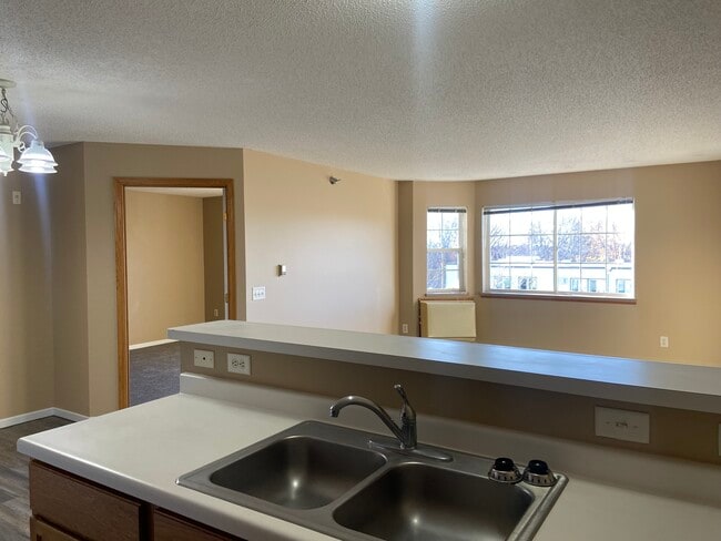 cocina/sala de estar - Hidden Cove Apartments