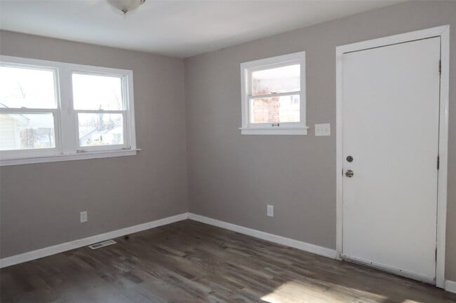 Building Photo - 5460 Hamilton Ave