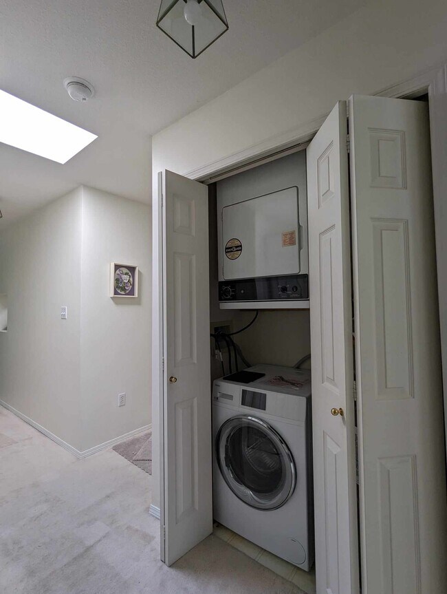Building Photo - 5565 Inman Av
