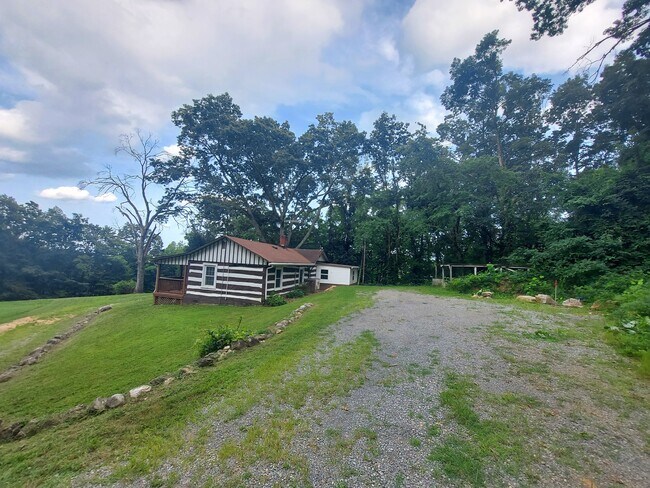 Foto del edificio - 4211 Yellow Mountain Rd