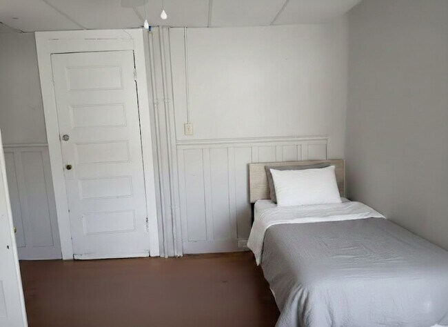 Foto del edificio - Compact Convenience: Efficiency Studio Next to Hospital, Utilities Included