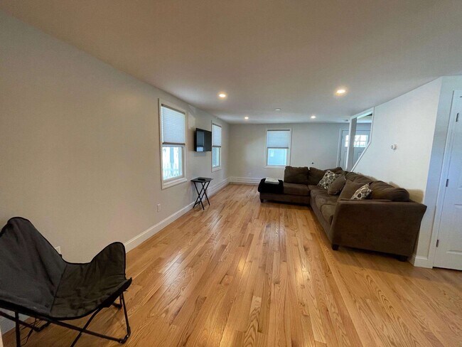 Building Photo - 20 Harvard St