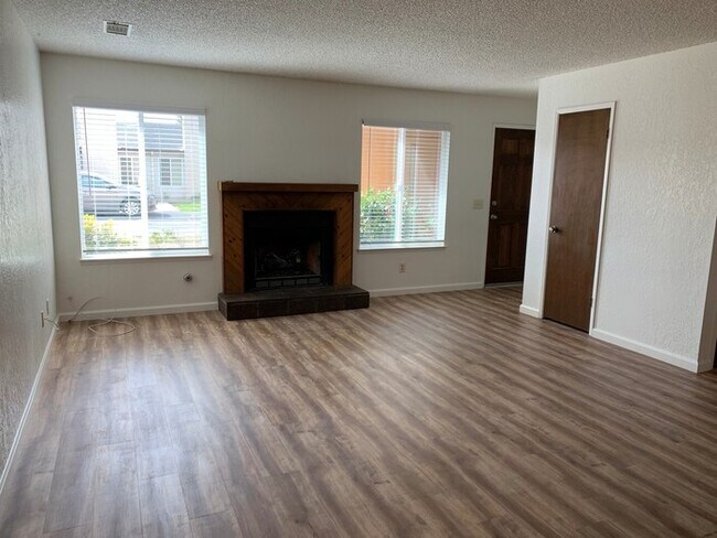Building Photo - 134 N Peppertree St