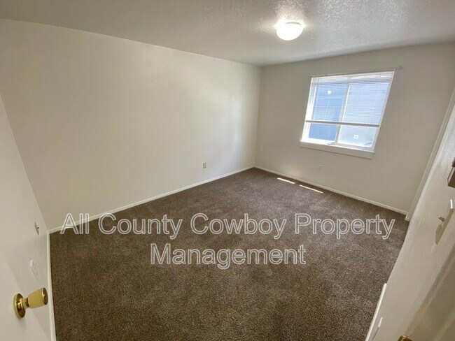 Building Photo - 527 E Spring Creek Dr