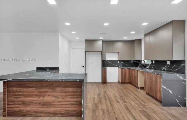 Foto del edificio - 17815 NE 7th Ct