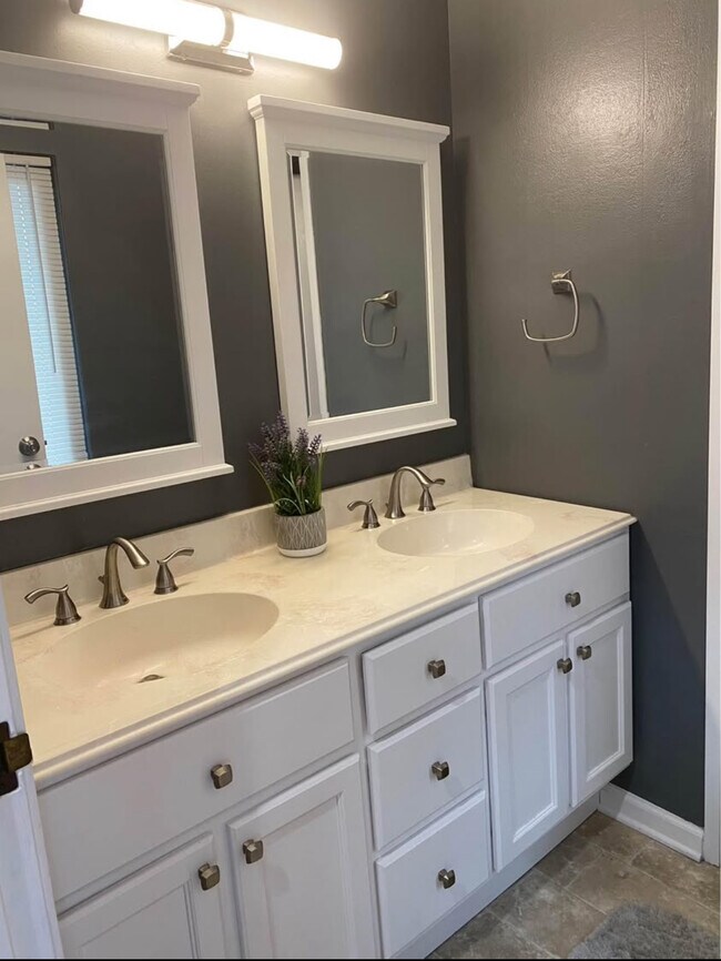 Building Photo - 6271 Architrave Dr SE